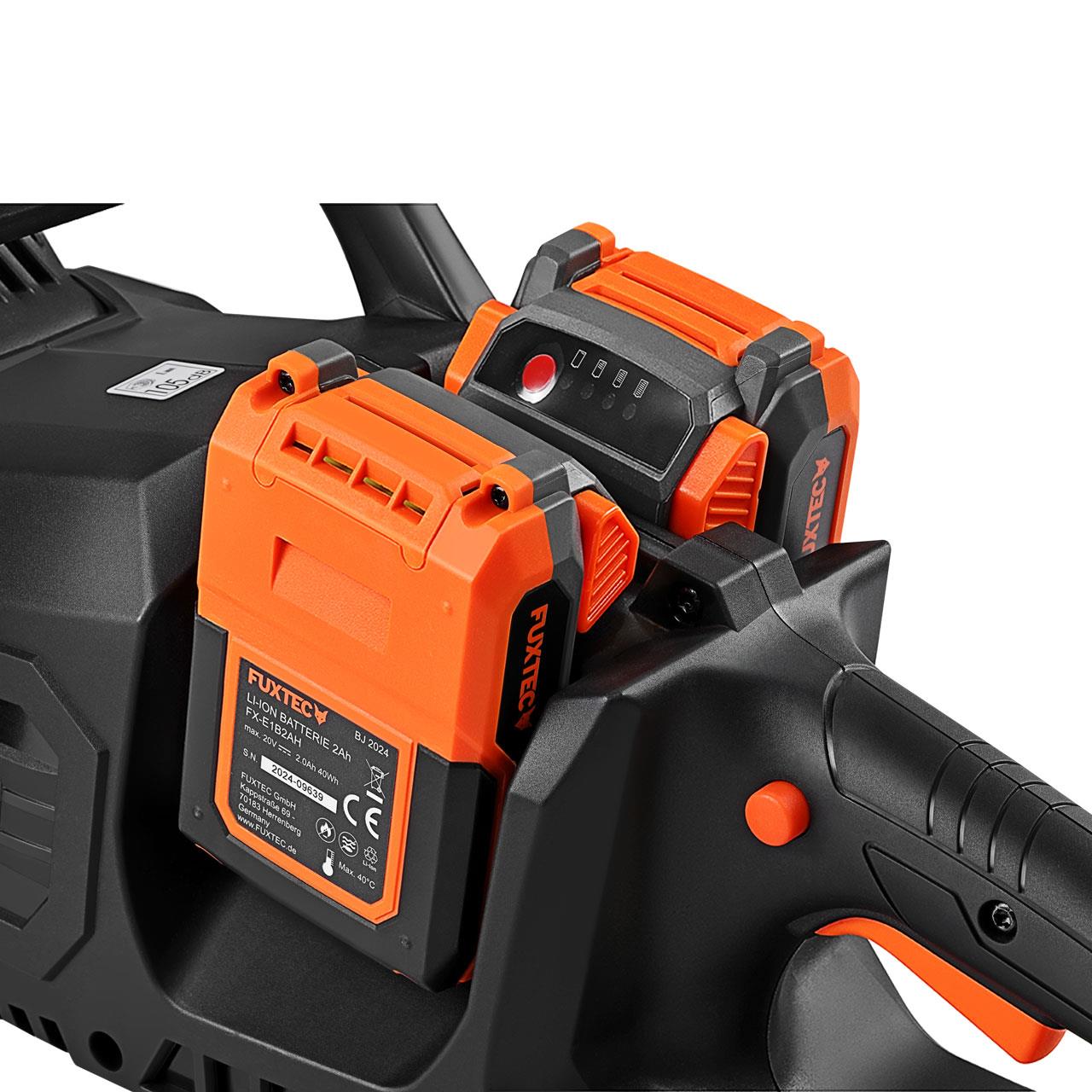 Motosega a batteria 2x20V FX-E2KS SET – Lunghezza di Taglio 35 cm, 4,2 kg, Velocità Catena 15 m/s, con 2 Batterie da 2Ah e Caricatore Doppio Incluso